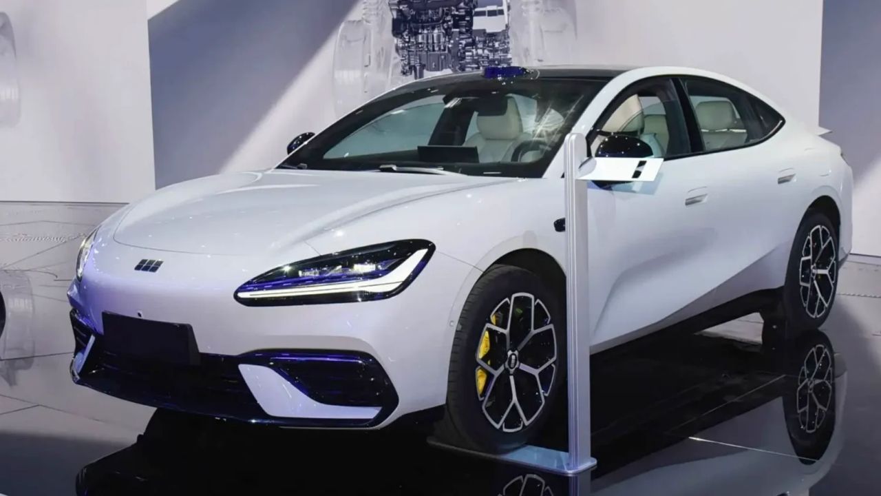 Geely Galaxy TT Launched in China: 725 km Range, 570 hp AWD and 450 kW Charging